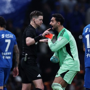 卧底表现！胜利门将阿奇迪近2轮失误送礼+肘击染红 胜利现7分落后