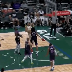 字母哥突破上篮打进，雄鹿打出一波10-0追到20分以内