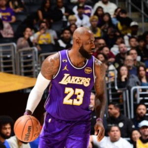 詹皇霸气回应41岁砍三双：我仍能高水平打多个赛季